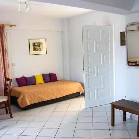 Xristina Studios Apartment *